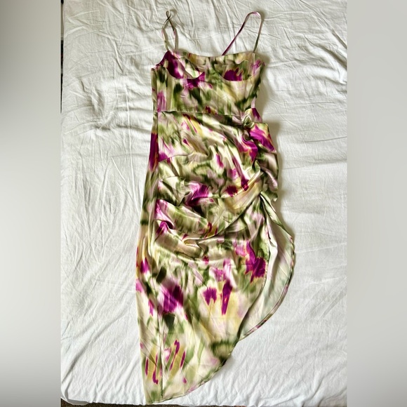 Small- asymmetrical dress - Picture 2 of 6